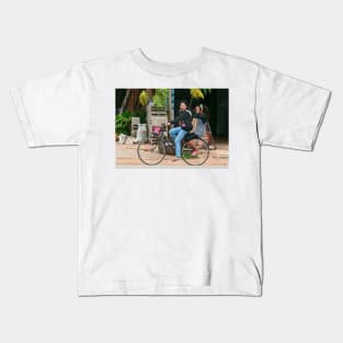 Don't Look Now. Kids T-Shirt